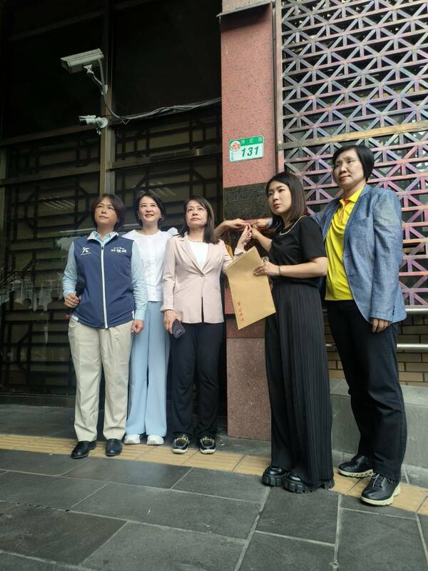 多名國民黨立委赴台北地檢署按鈴告發民進黨立委。 圖：國民黨立法院黨團/提供