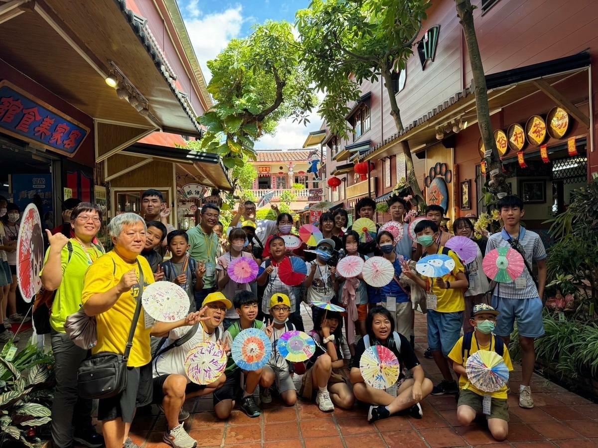 全國中小學聽障夏令營美濃油紙傘DIY活動。 圖：高雄市教育局/提供