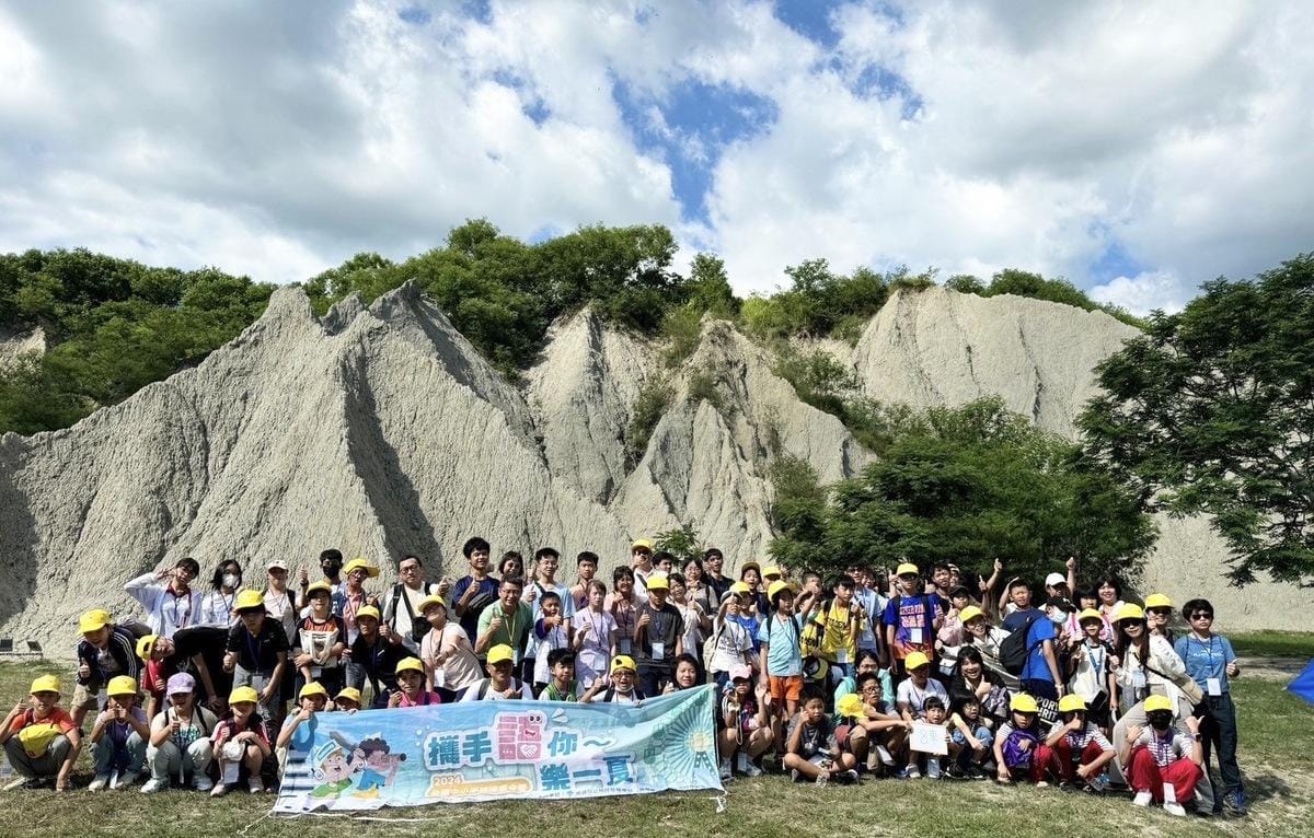 全國中小學聽障夏令營走訪田寮月世界。 圖：高雄市教育局/提供