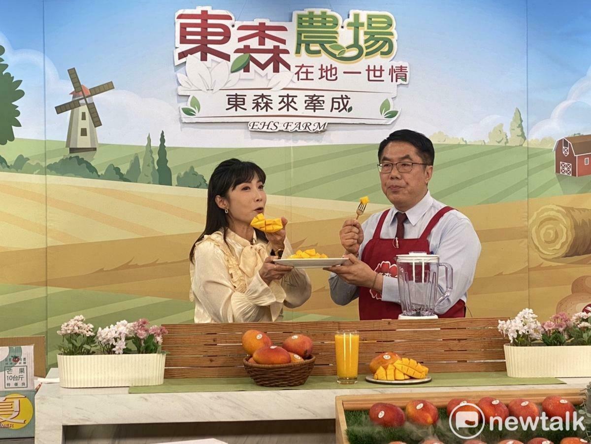 臺南市長黃偉哲今日北上參加電視購物平臺直播節目，向全國消費者極力推銷臺南愛文芒果。 圖：台南市政府提供