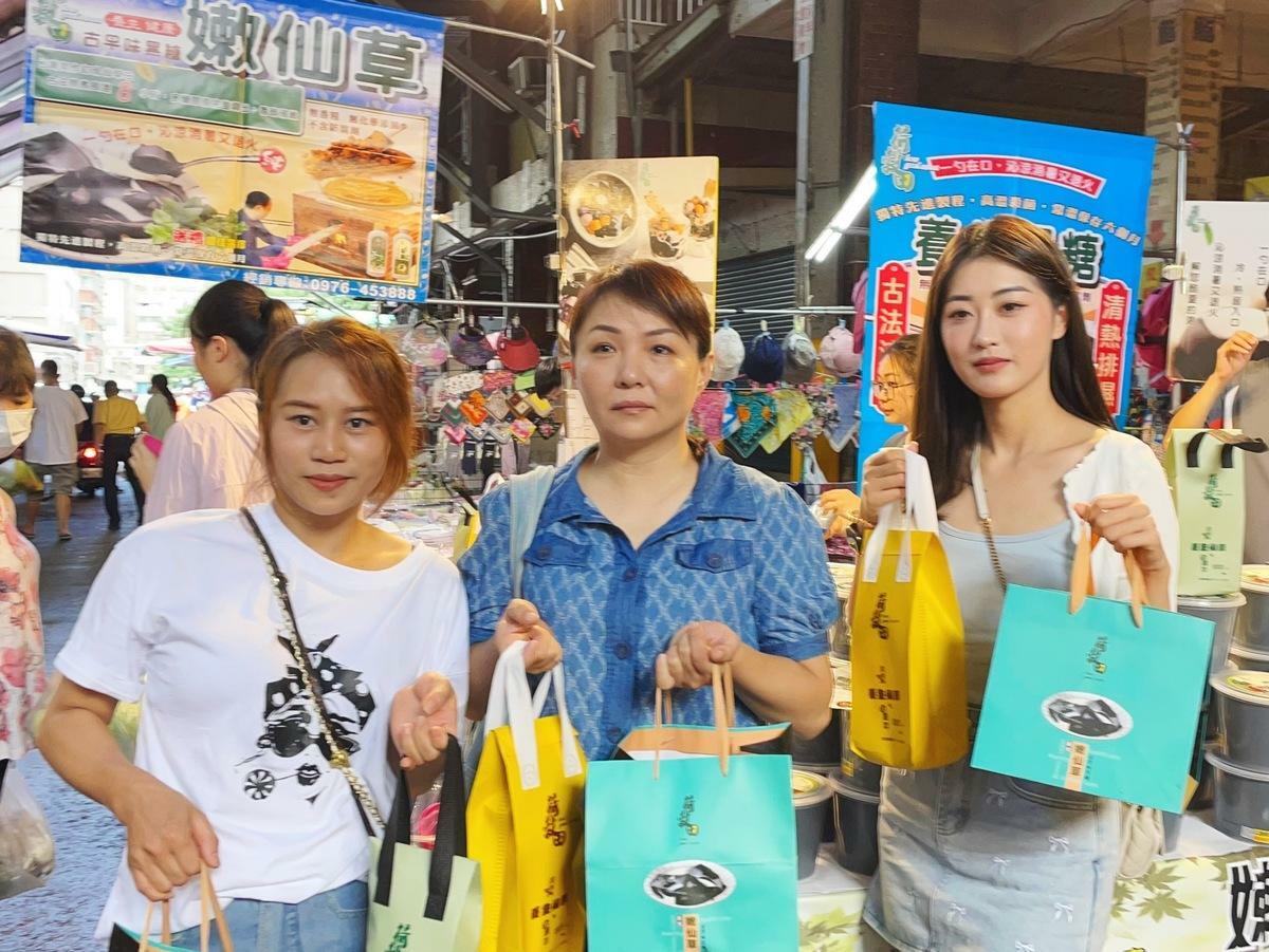 夏日高溫難耐，意外造成仙草在傳統市場大賣。 圖：孫家銘攝