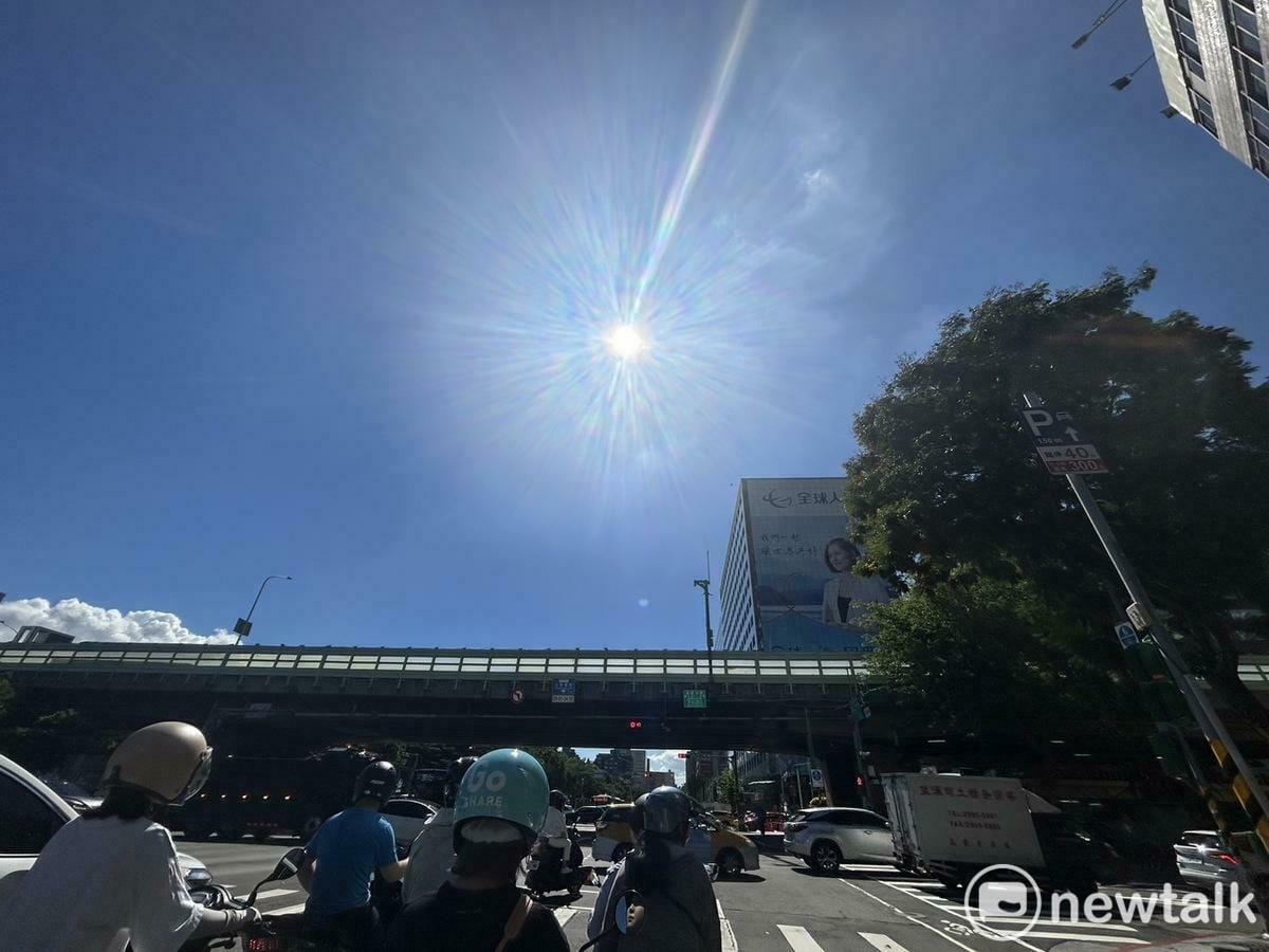 今年熱得特別早，近日台北高溫都飆破37度以上。 圖：林岑韋／攝