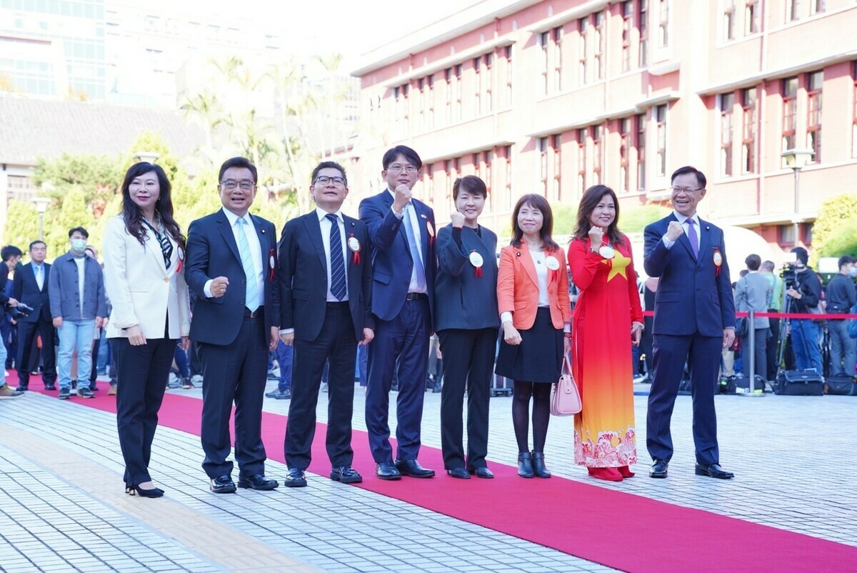 台灣民眾黨8名不分區立委除了總召黃國昌（左四）知名度較高外，其餘7人讓許多人都叫不出名字。 圖：翻攝自民眾黨官網