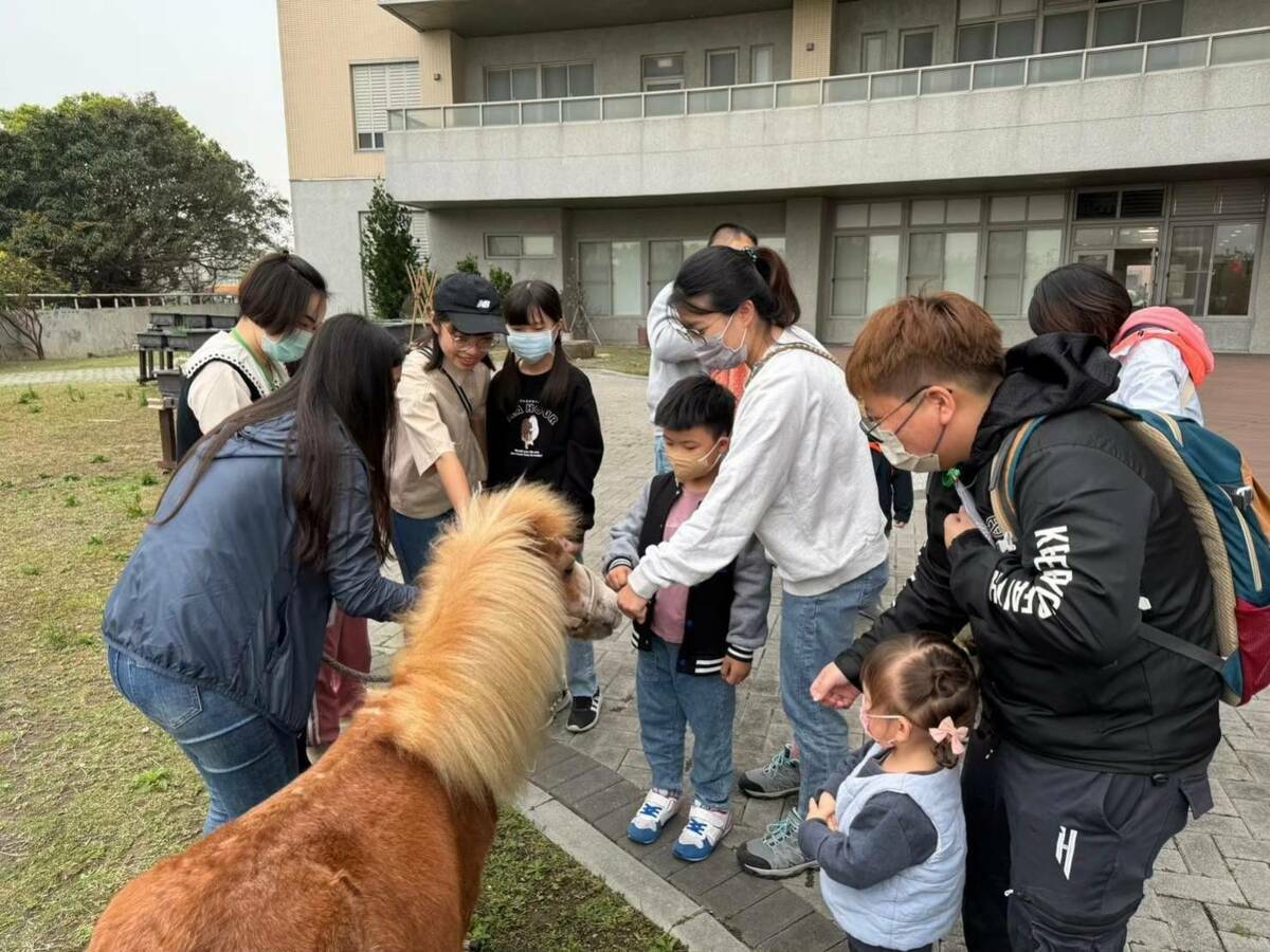 園內萌寵迷你馬BLAZE與退役犬鐡雄將備迎接民眾到來。 圖：大甲仁馨樂活園區/提供