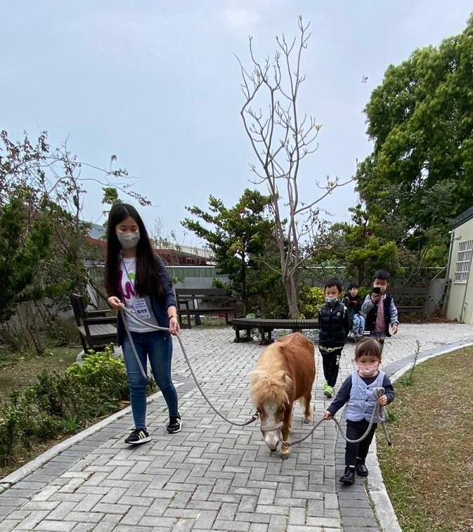 園內萌寵迷你馬BLAZE與退役犬鐡雄將備迎接民眾到來。 圖：大甲仁馨樂活園區/提供