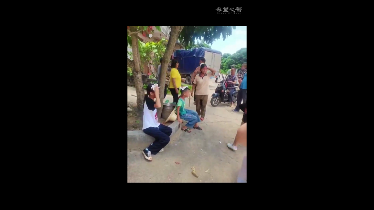 廣西桂平市油麻鎮一中發生無差別砍人事件，許多孩子和家長被砍傷，其中一些傷勢嚴重。 圖 : 翻攝自影片