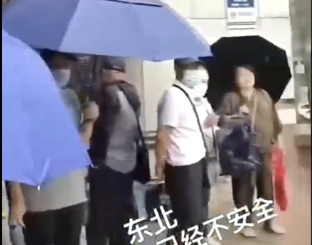 4 日，X（前推特）消息顯示，中國農業銀行長春分行倒閉，許多民眾聚集銀行門口想討回公道。 翻攝自 X xiao an 影片截圖