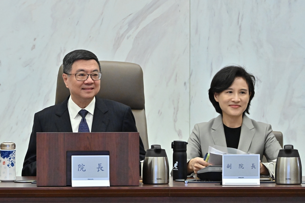 行政院長卓榮泰指示啟動明年全國軍公教薪資調升。圖為其與副院長鄭麗君主持行政院會。（資料照片） 圖：行政院提供