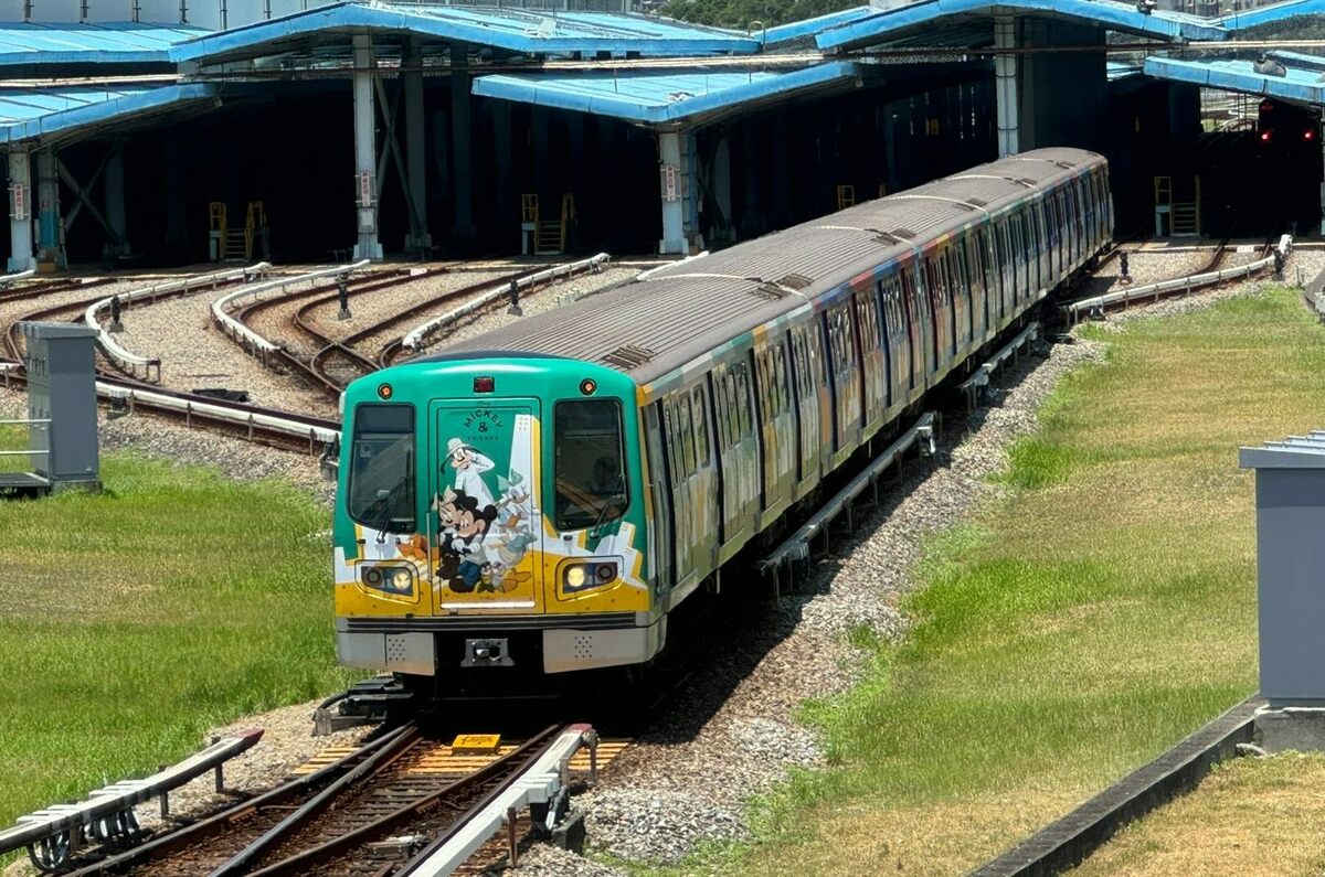 列車設計可看到為你打氣的布魯托、站上DJ台的唐老鴨趕走上班族的Monday Blue，還有一起歡呼週末來臨的奇奇與蒂蒂。 圖：邁思娛樂股份有限公司／提供