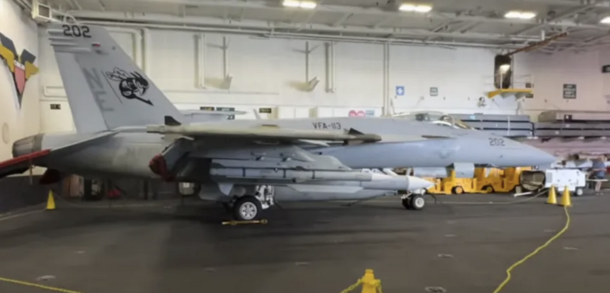 F/A-18E 戰鬥機所掛載的導彈印有「 NAIM-174B 」。 圖 : 翻攝自騰訊網