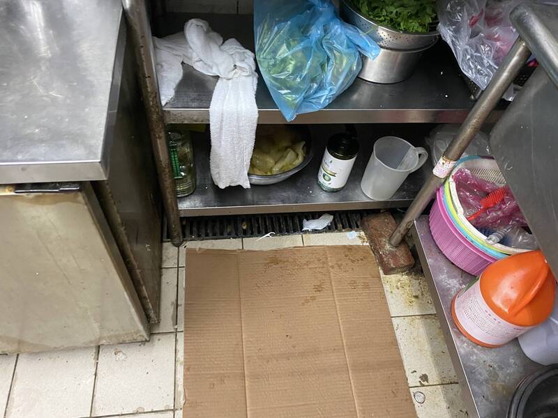台北市衛生局透露，在6月7日的檢查中發現了2項違規行為，未提供健康檢查報告和食材冰箱未妥善覆蓋，而餐廳也於六月底通過複檢。 圖：衛生局／提供