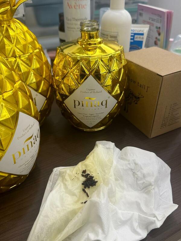 黃姓台中市民購買數瓶鳳梨造型的熱帶水果風味利口酒，喝到快見底時竟倒出幾隻小蟲。 圖：黃守達/提供