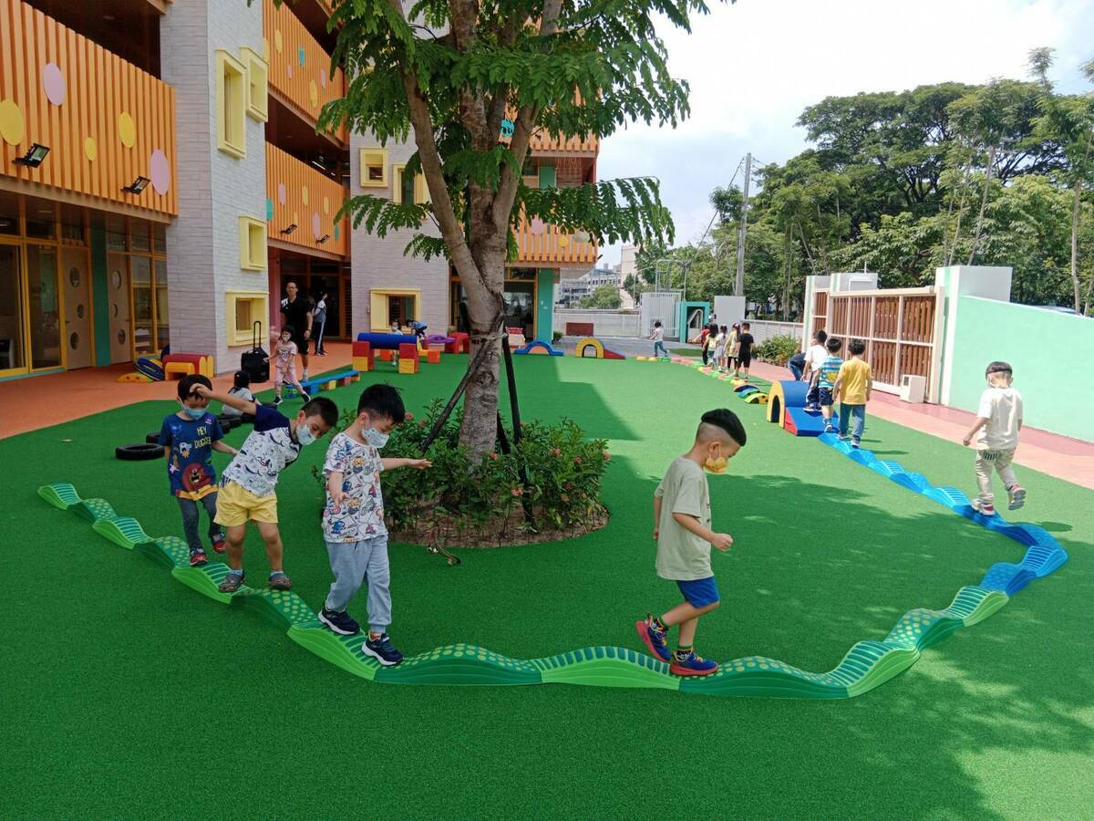 「貝思幼兒園」提供小朋友多元的遊戲活動。 圖：孫家銘攝