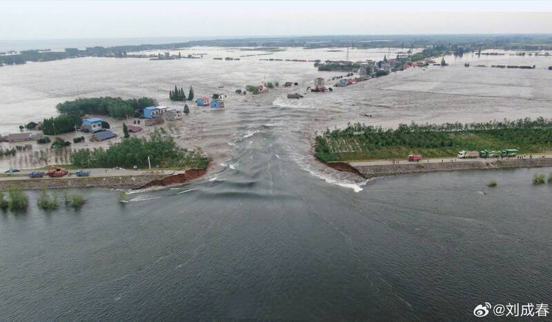 中國湖南岳陽華容縣洞庭湖一線堤坊決堤，寬度達10公尺。 擷取自微博）
