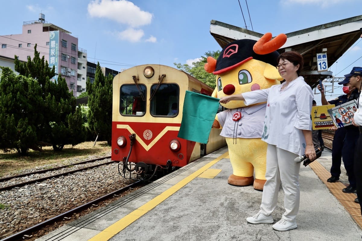 今日上午10點從嘉義發車開往阿里山首班定期列車，於嘉義車站第一月台滿載85名乘客啟航。 圖：阿里山林鐵文資處／提供
