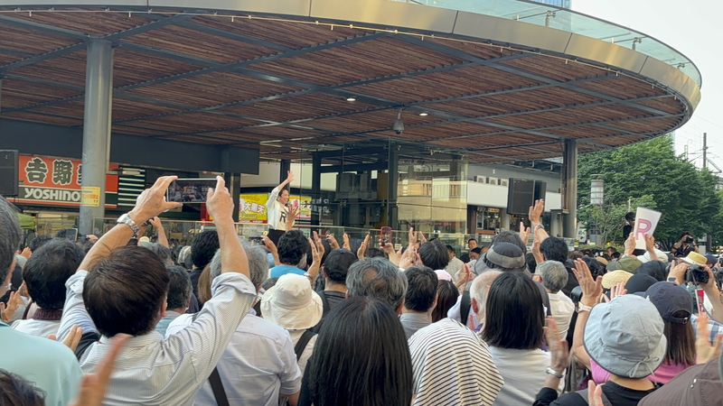 東京都知事選舉7月7日投開票，選戰進入倒數階段。候選人蓮舫5日下午在有樂町站前街頭演說，獲得支持群眾熱烈呼應。 圖：中央社