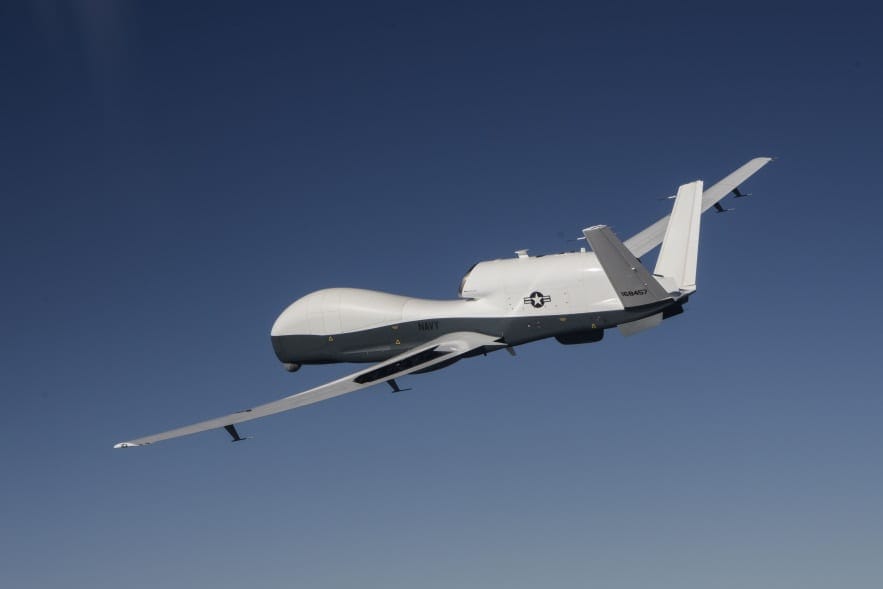 有航空迷發現，一架美軍的 MQ-4C 無人機今天中午從沖繩出發，到台灣東部外海上空盤旋數小時才離去。軍事專家分析認為，很可能是在「尋找」中國的潛艦。 圖：翻攝自 @yanzu27 X 帳號