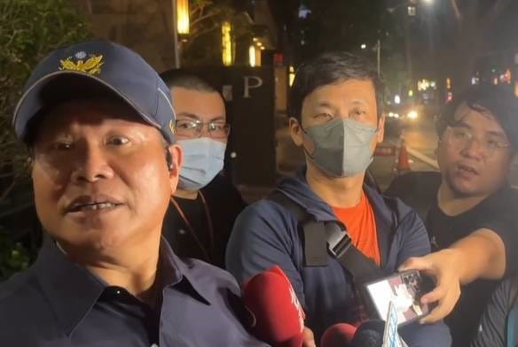 鼓山分局副分局長王威程(左一)說明案情。 圖：孫家銘翻攝
