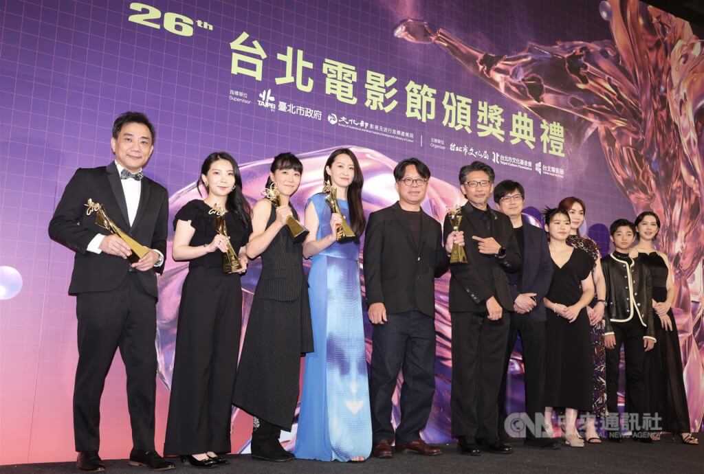 2024台北電影節6日晚間在中山堂盛大頒獎，電影「老狐狸」拿下最佳劇情長片、最佳攝影及造型設計獎，導演蕭雅全（左）除抱回最佳導演，也與編劇詹毅文（左4）獲頒最佳編劇，全片共抱回5個獎項。 圖：中央社提供