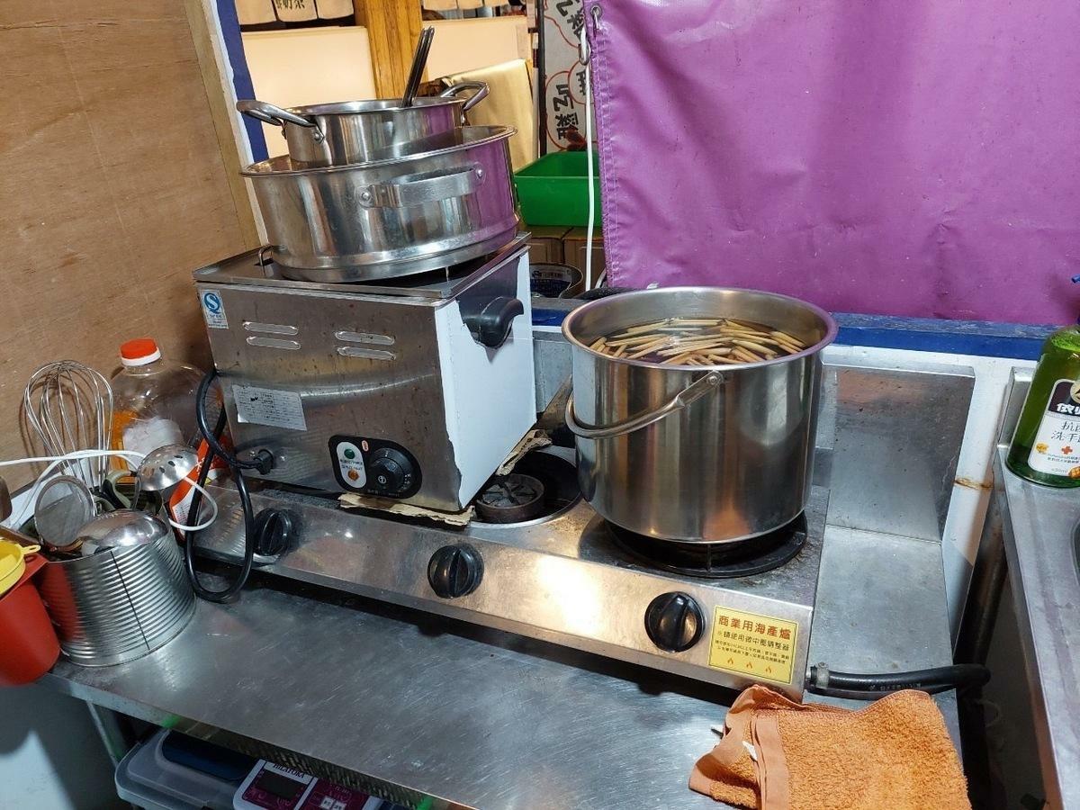 高市衛生局檢查涼麵製作環境衛生。 圖：高雄市衛生局/提供