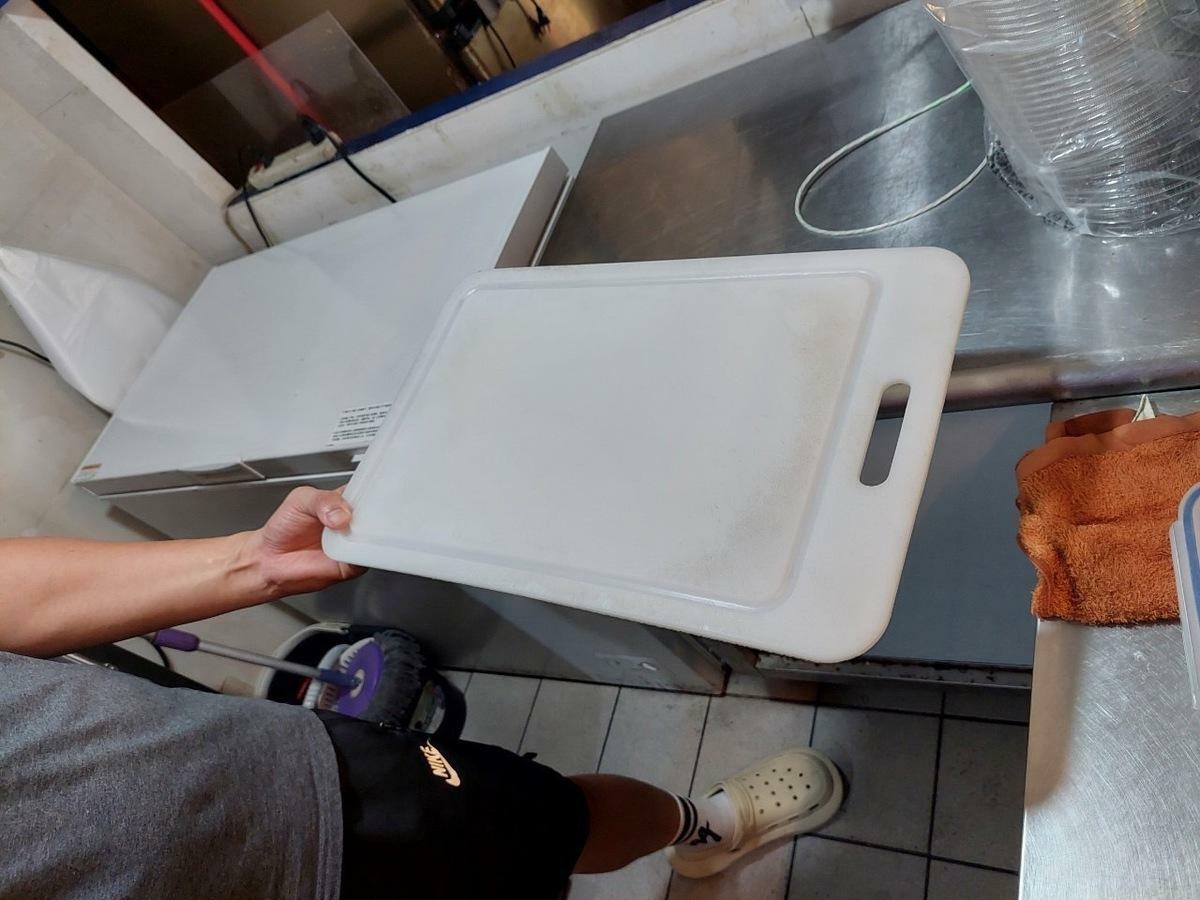高市衛生局檢查涼麵食品器具衛生。 圖：高雄市衛生局/提供
