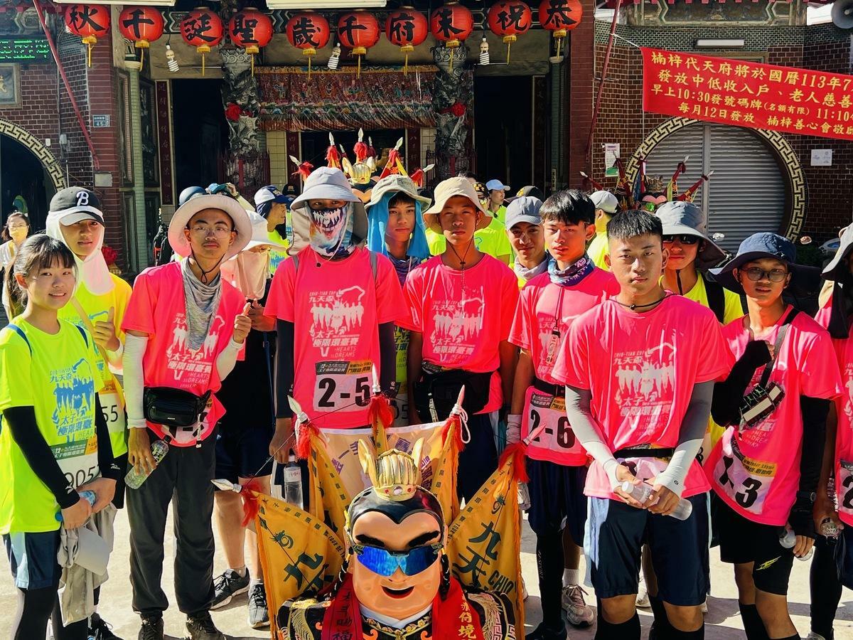 雄中儀隊學生扛「三太子神偶」挑戰28天徒步環島1035公里。 圖：高雄市教育局/提供