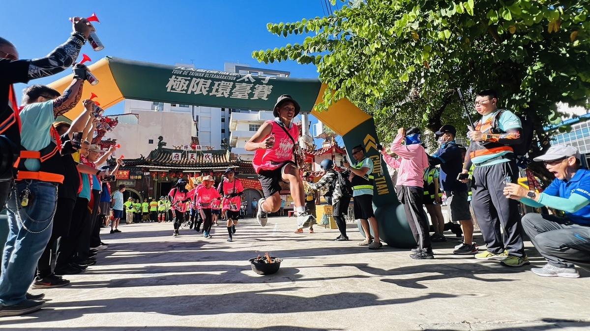 雄中儀隊學生從楠梓代天府過火，繼續挑戰九天盃太子極限環臺賽。 圖：高雄市教育局/提供