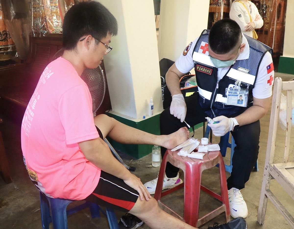 雄中儀隊學生腳起水泡仍堅持走下去。 圖：高雄市教育局/提供