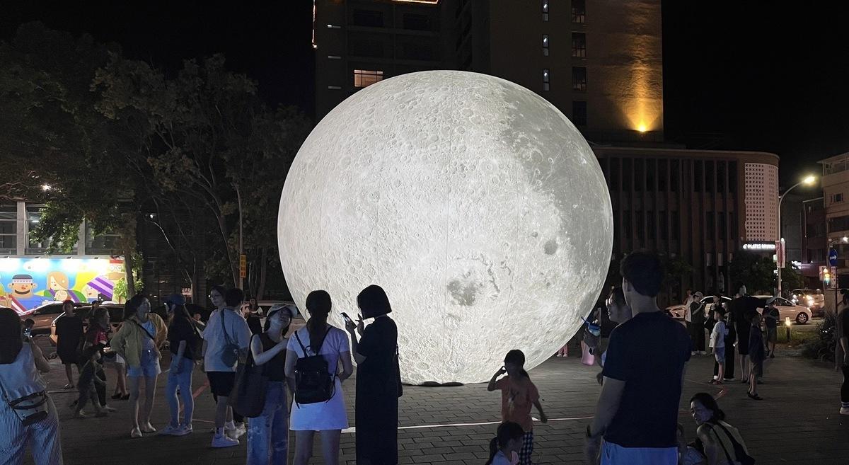 鐵花燈之祭，第二季於昨(6)日晚間登場。 圖：台東縣政府交通及觀光發展處觀光遊憩科／提供