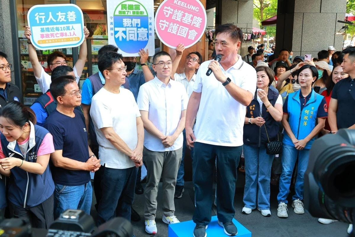 郝龍斌曾參選基隆立委落敗，今（7）日現身力挺謝國樑拚雪恥。 圖：翻攝自謝國樑臉書