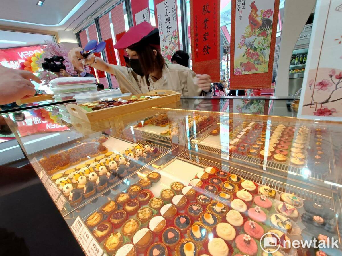 生巧克力塔、提拉米蘇小塔、八女抹茶奶塔、純酪塔等都是大人小孩都超愛的口味。 圖：唐復年/攝