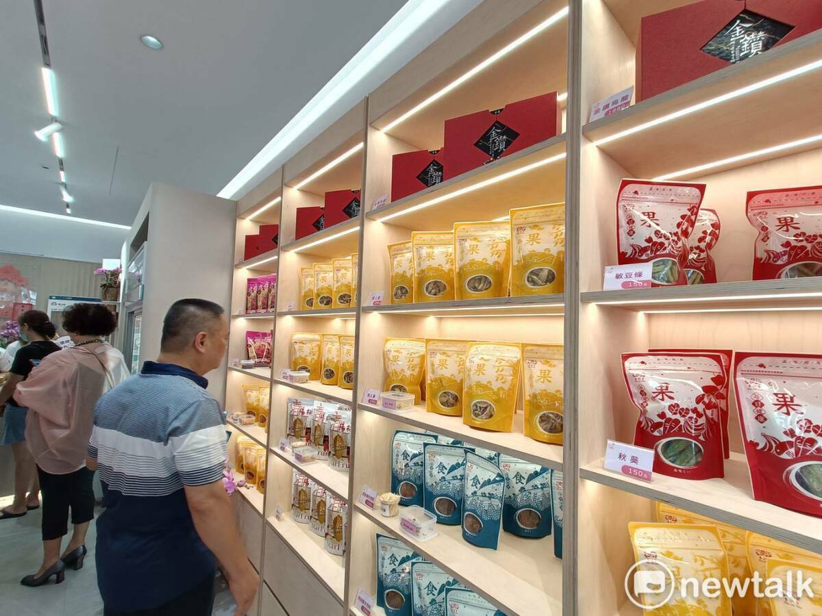 除手工精緻甜點外，旗艦店門市有多項果乾類商品。 圖：唐復年/攝