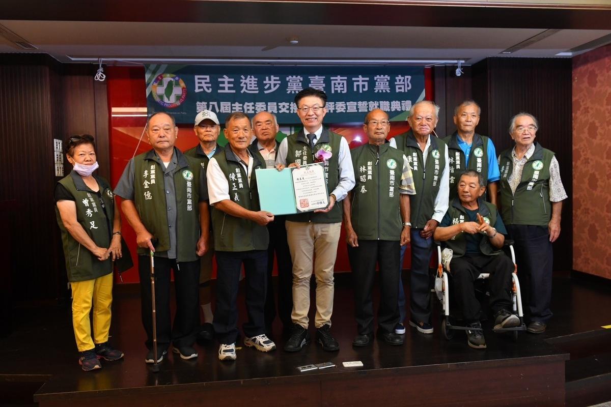 民進黨台南市黨部為強化創黨元老經驗傳承與黨員向心力，邀請創黨黨員前來觀禮指導。郭國文代表民進黨表揚設籍臺南市黨部的創黨黨員11人，包括：陳正義、李金億、陳耀、蘇敏雄、曾秀足、林恒茂、林昭泰、康全和、李文雄、楊輝雄、林清雲，頒發民主先鋒謝狀，並授予紀念背心。 圖：民進黨台南市黨部提供