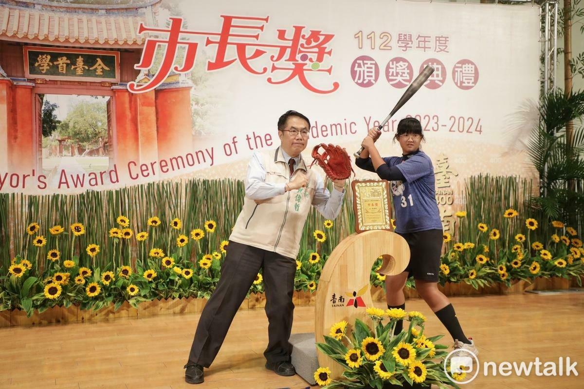 今天的「市長陪你拍」參加同學仍是花招百出，不少人自備道具跟市長一起擺拍。 圖：台南市政府提供