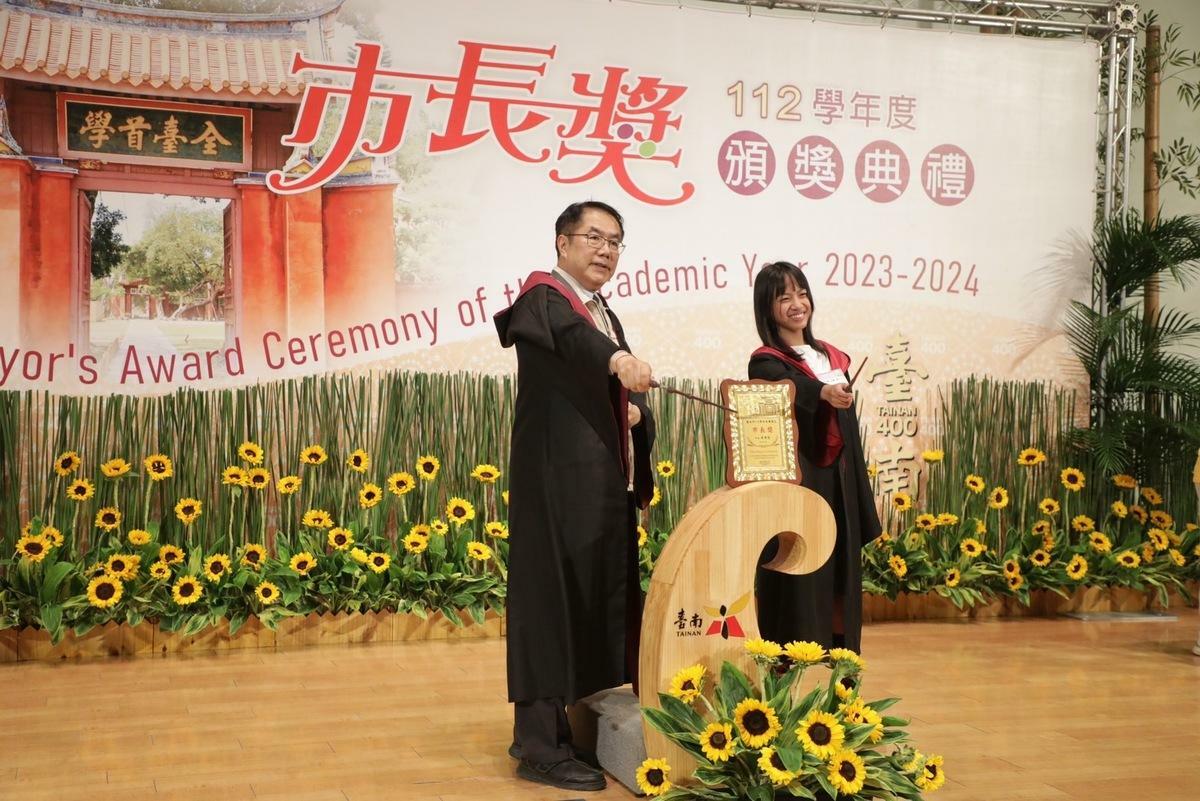 今天的「市長陪你拍」參加同學仍是花招百出，不少人自備道具跟市長一起擺拍。 圖：台南市政府提供