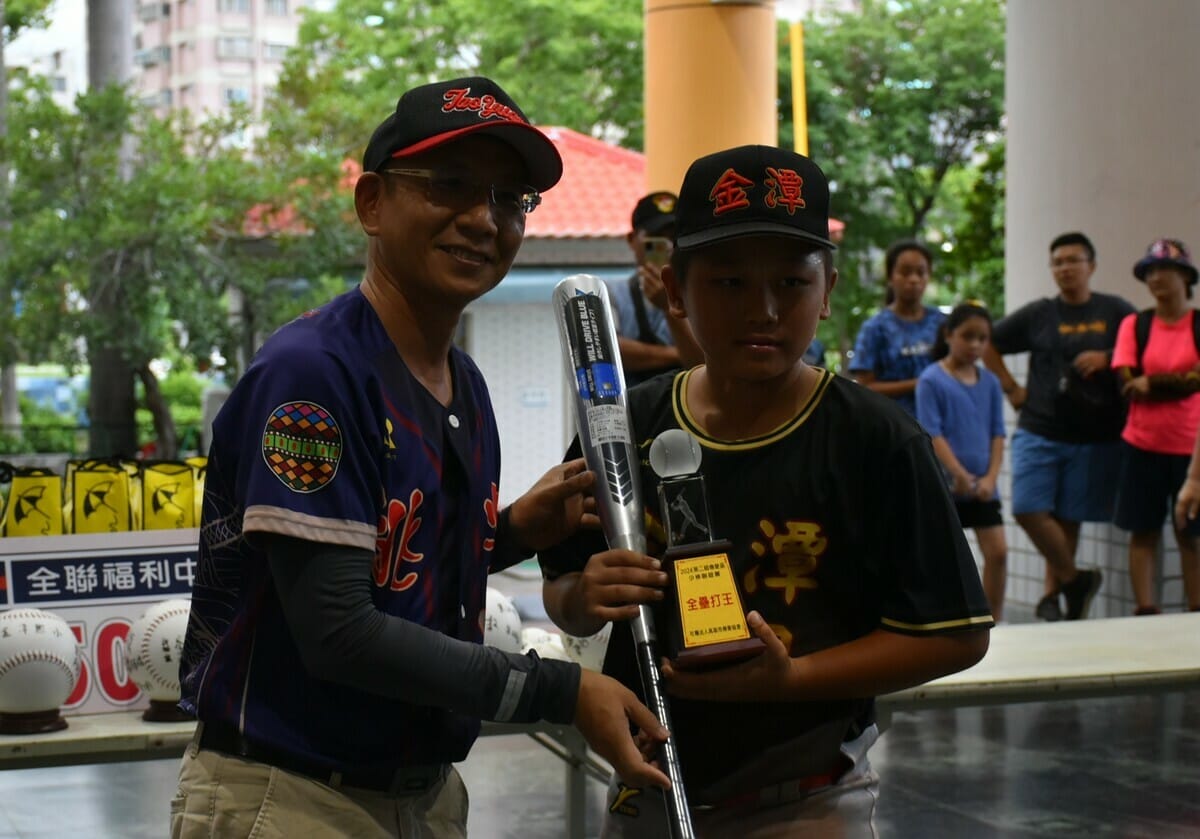 金潭國小凃閔豪(右)包辦全壘打王與盜壘王，也是冠軍戰勝利投手，全場最風光。 圖：孫家銘攝