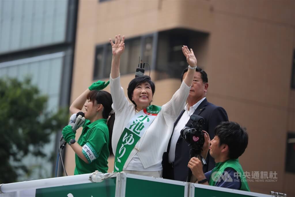 東京都知事選舉7日投開票，晚間8時（台灣時間7時）投票結束後，NHK立刻根據出口民調報導現任知事小池百合子篤定當選連任，且有68%選民肯定小池8年來的施政。圖攝於6日選舉造勢場合。 圖：中央社提供