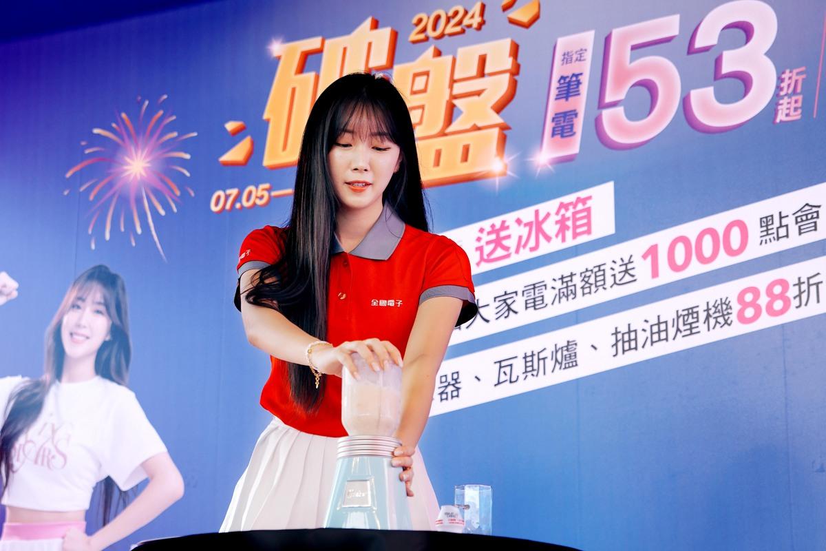 安芝儇現場為幸運粉絲親手做冰沙。 圖：業者提供