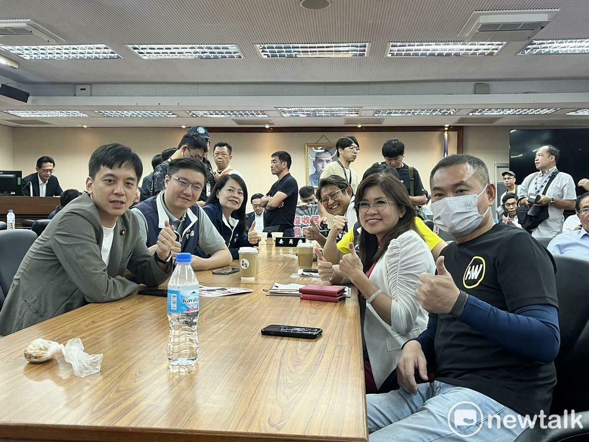 民眾黨立委麥玉珍上午進入內政委員會，與藍委合照寒暄，並接受媒體訪問後10分鐘內離開。 圖：金大鈞/攝
