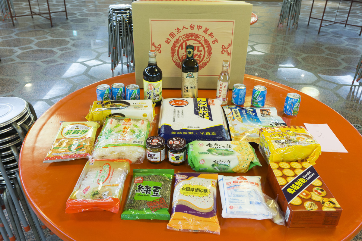 去年中元普度法會，萬和宮代辦的普桌供品。 圖：萬和宮/提供