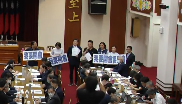 立法院財政委員會再度空轉，國民黨財委會立委拿起麥克風高喊我要開會。 圖：擷取自國會頻道