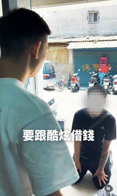 有一名陌生的黑衣男子跪在酷炫公司門口，對方表示「每次工作不到1小時就會被開除，導致我現在這樣，我7天沒有吃飯了」。 圖：翻攝自酷炫Threads