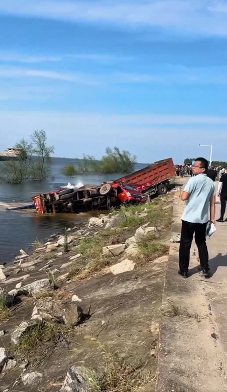 修補洞庭湖堤防的沙石連車，竟直接開入湖中。 圖：翻攝自 0 X（前推特）帳號