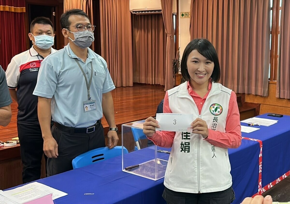 邱佳娟(右)抽到3號。 圖：民進黨屏東縣黨部/提供