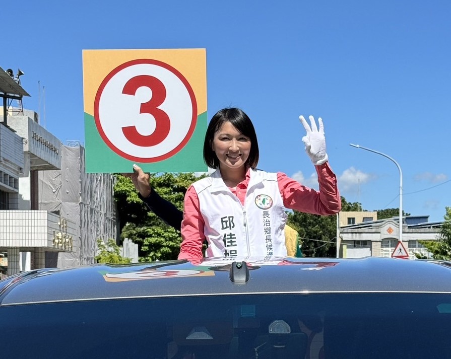 邱佳娟號次出爐便展開車隊掃街拜票。 圖：民進黨屏東縣黨部/提供