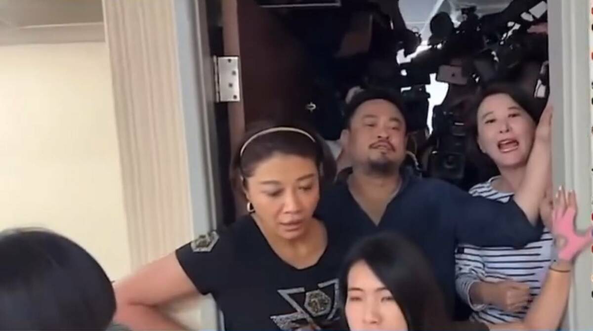 洪申翰表示，他的手從頭到尾都放在門上面，王鴻薇自己衝向前，竟大喊「你幹嘛碰我胸部？」，到底是在造謠什麼？ 圖：截自洪申翰臉書影片