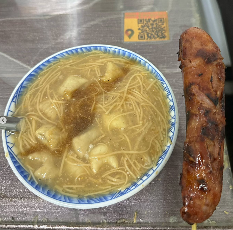 太陽離開台灣前吃了大腸麵線和烤香腸。 圖：取自太陽IG