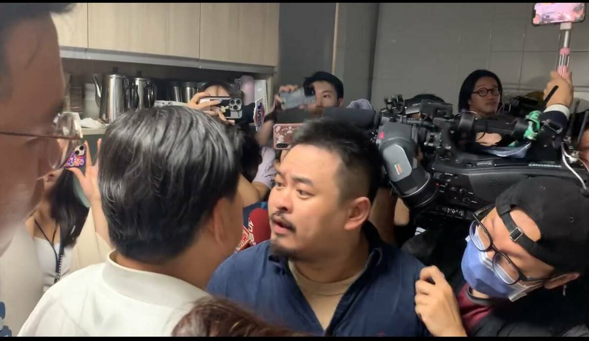 洪申翰不滿被推擠，回頭叫傅崐萁「別亂推」，傅崐萁竟大嗆他「人渣！」，網友痛批，這些國民黨立委的水準真的很低。 圖：截自洪申翰臉書影片