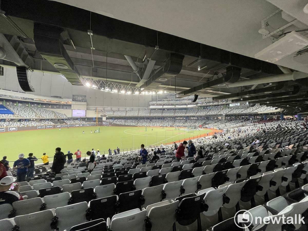 簡舒培指出，大巨蛋已經可以辦演唱會，甚至票都賣完了，結果主管建築物安全的台北市政府建管處才說「 還沒有訂定安全指引 」，甚至還想甩鍋給體育局，這難道不是瀆職？ 圖：周煊惠 / 攝（資料照）