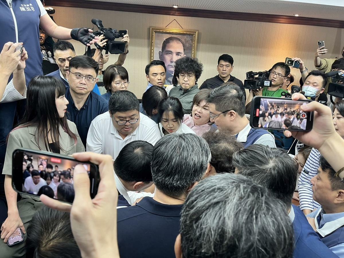高金素梅逕自變更內委會會議地點，引爆藍綠立委肢體衝突。 圖：金大鈞/攝